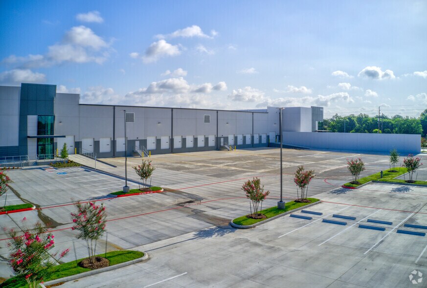 More Photos Of 12520 W Airport Blvd, Sugar Land Distribution For Lease