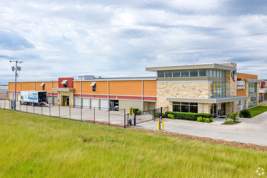 More Photos Of 2090 N Interstate 35, New Braunfels Office For Lease