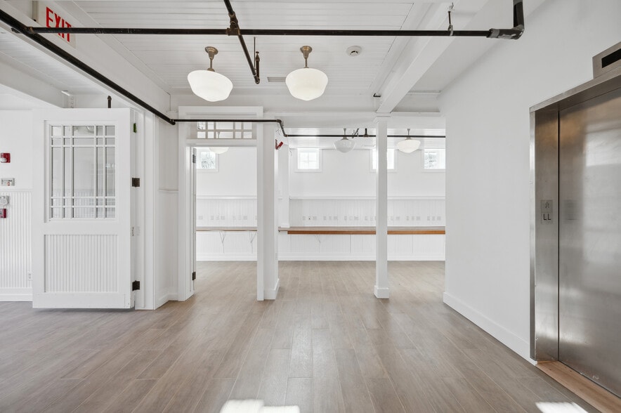 More Photos Of 11 Indian Wells Hwy, Amagansett General Retail For Lease