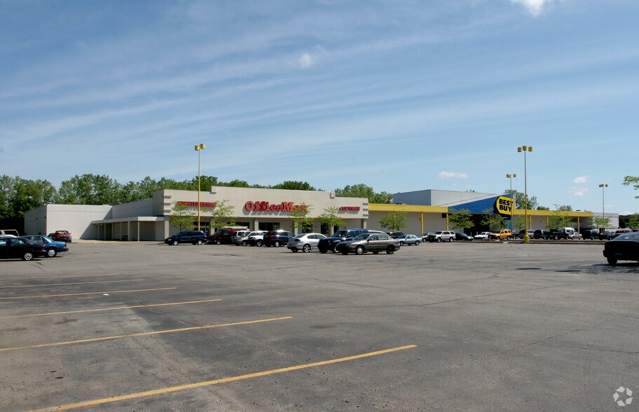 More Photos Of 2020 Grand River Ave, Okemos Freestanding For Lease