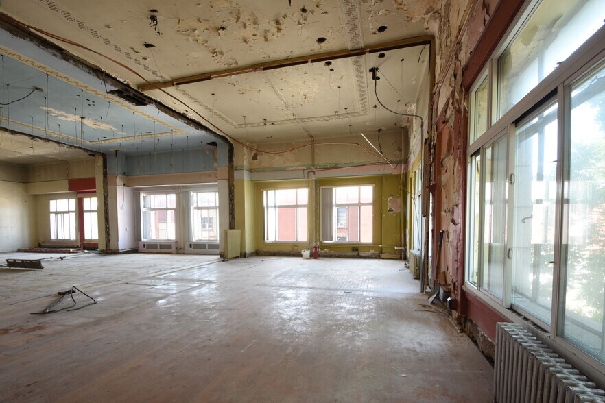 More Photos Of 694 Manhattan Ave, Brooklyn Storefront Retail Office For Lease