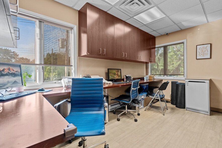 More Photos Of 4546 Hylan Blvd, Staten Island Medical For Sale