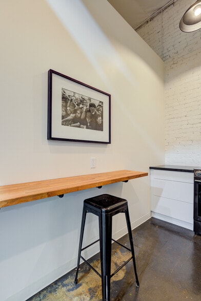 More Photos Of 2616 W Jefferson Blvd, Los Angeles Showroom For Sale