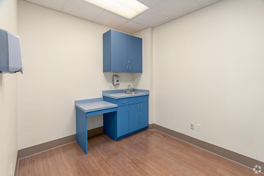 More Photos Of 211-20 Union Tpke, Oakland Gardens Storefront Retail Office For Lease