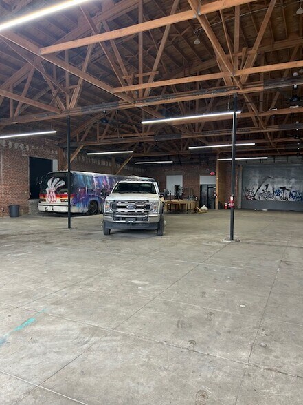 More Photos Of 615 S Anderson St, Los Angeles Manufacturing For Lease