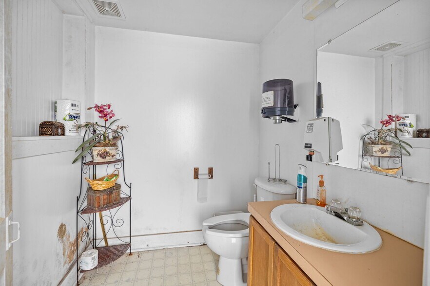 More Photos Of 405 Cherokee St, Kings Mountain Religious Facility For Sale