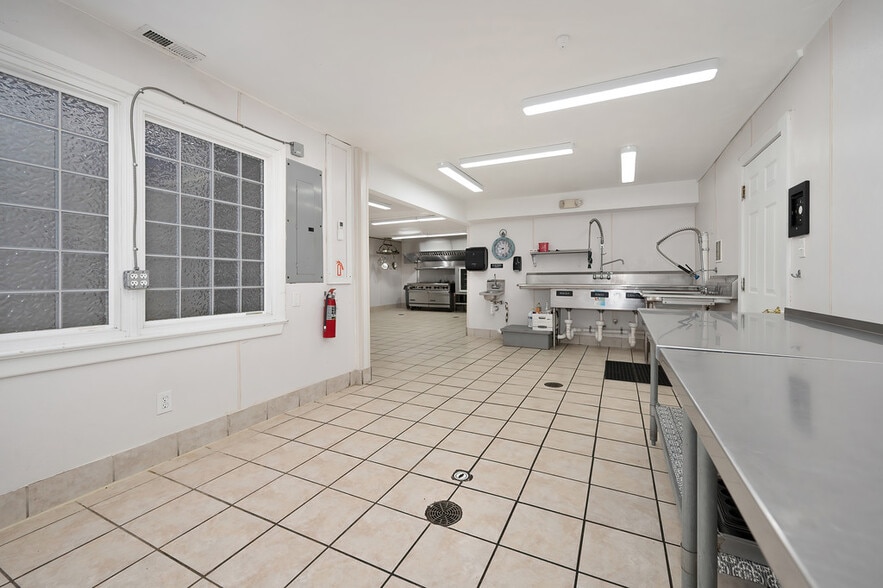 More Photos Of 1512 E Bayview Blvd, Norfolk Freestanding For Sale