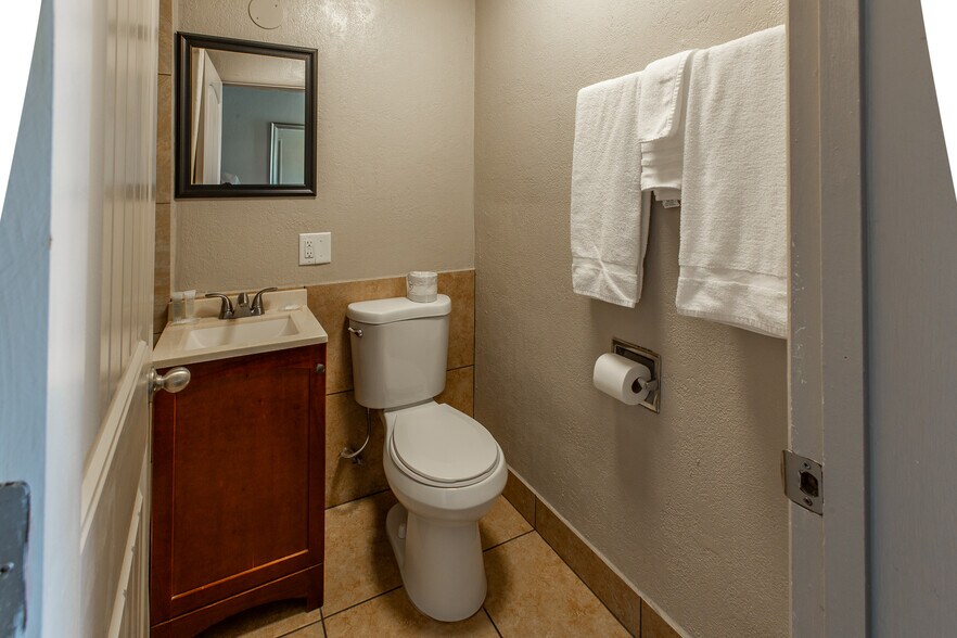 More Photos Of 1152 Main St, Springfield Hotel For Sale
