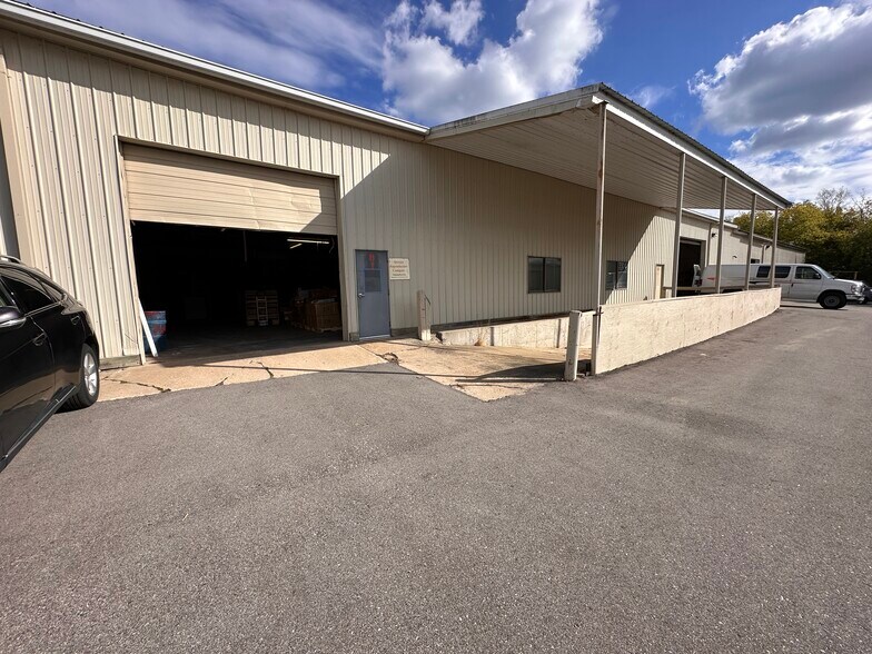 More Photos Of 3500 3 Mile Rd NW, Grand Rapids Manufacturing For Lease