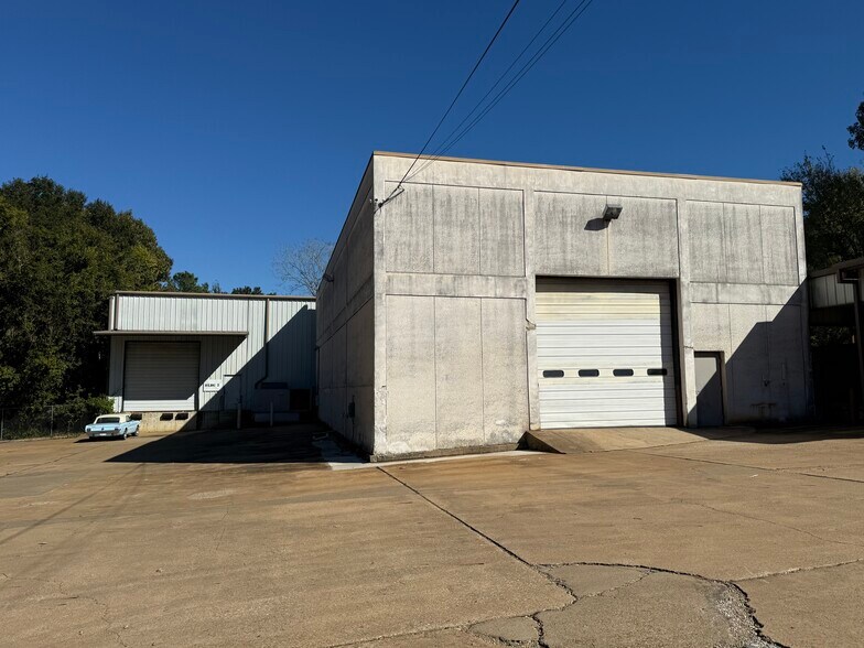 More Photos Of 100 N Church St, Palestine Distribution For Lease