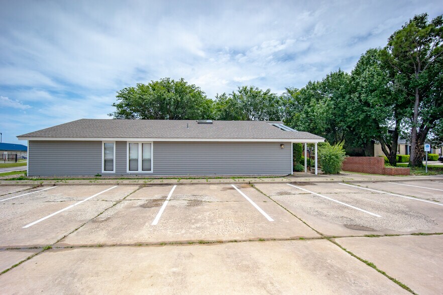 More Photos Of 2400 Tee Cir, Norman Medical For Lease