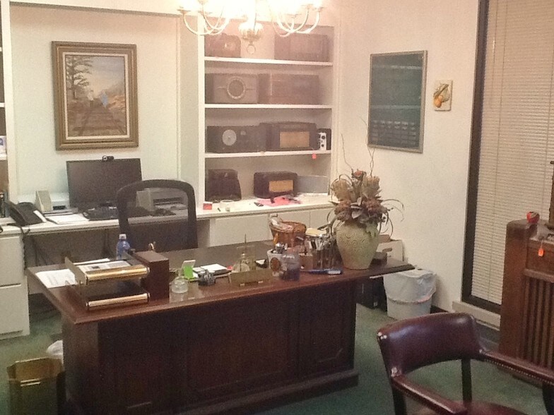 More Photos Of 1015 Peachtree Dr, Columbus Office Residential For Sale