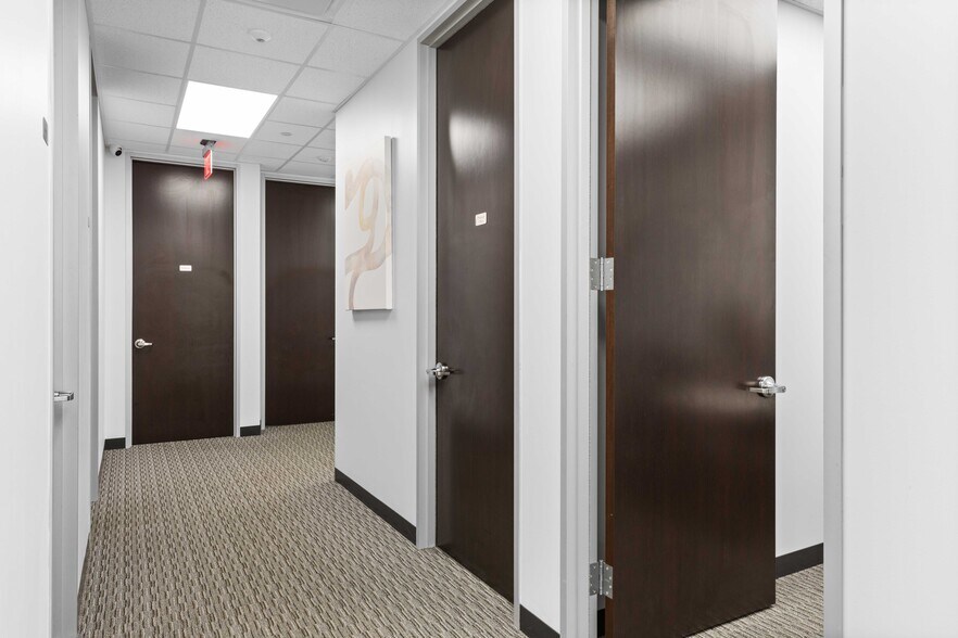 More Photos Of 202 N Texas Ave, Webster Medical For Lease