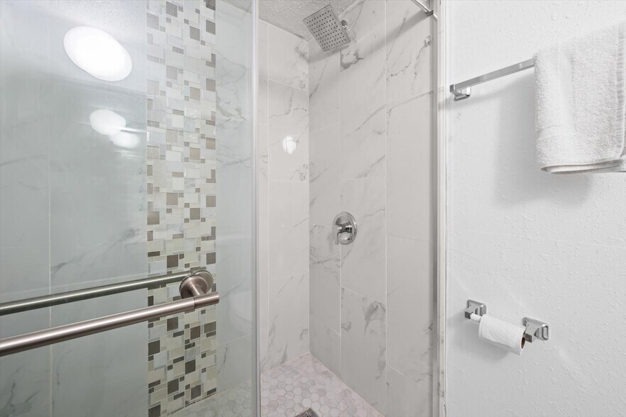 More Photos Of 510 Lane Ave S, Jacksonville Hotel For Sale