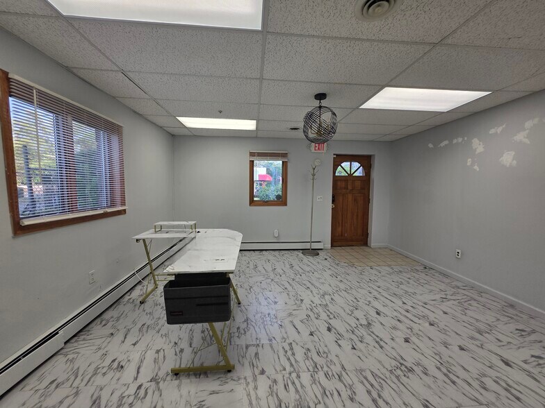 More Photos Of 97 Frank St, Somerset Medical For Lease