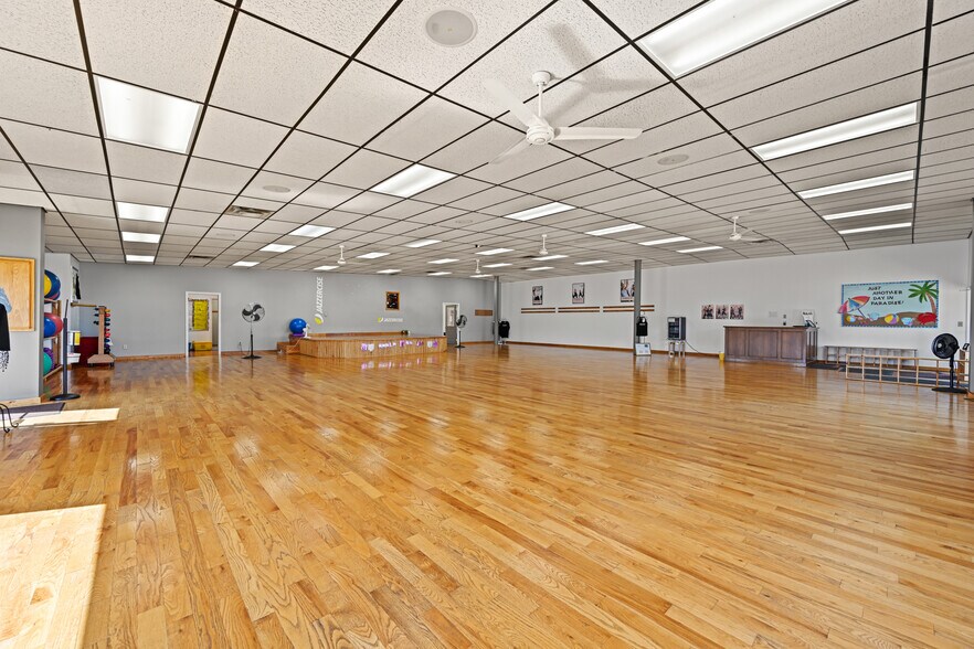 More Photos Of 2095 Kerper Blvd, Dubuque General Retail For Lease