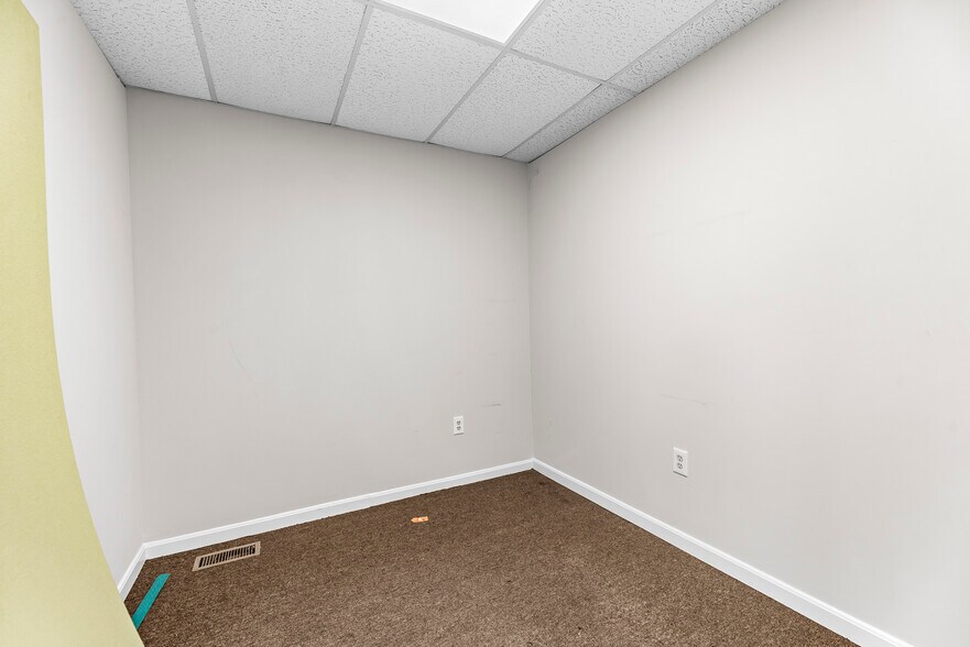 More Photos Of 10351 Southern Maryland Blvd, Dunkirk Office For Sale