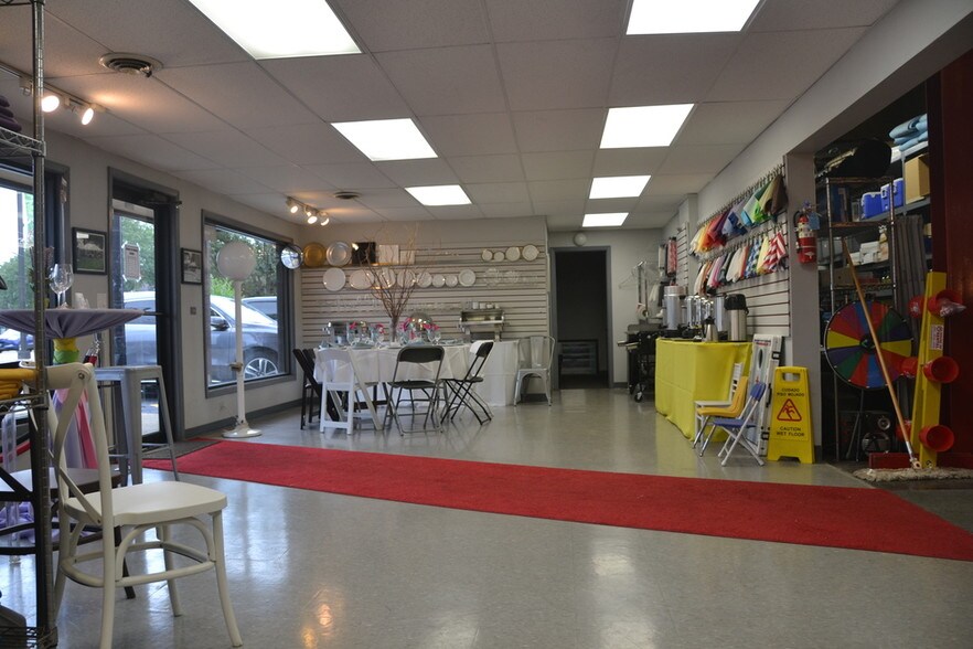 More Photos Of 318 N Milwaukee Ave, Wheeling Storefront For Lease