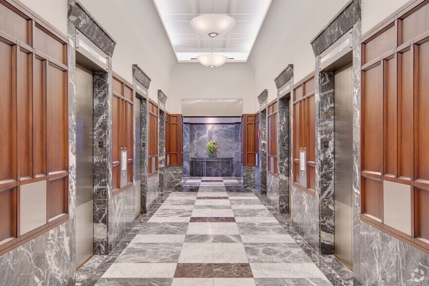 More Photos Of 311 S Wacker Dr, Chicago Office For Lease