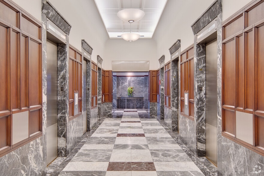 More Photos Of 311 S Wacker Dr, Chicago Office For Lease