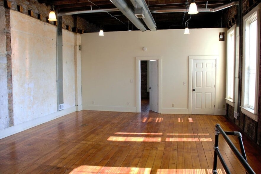 More Photos Of 1028 State St, Racine Storefront Retail Residential For Sale