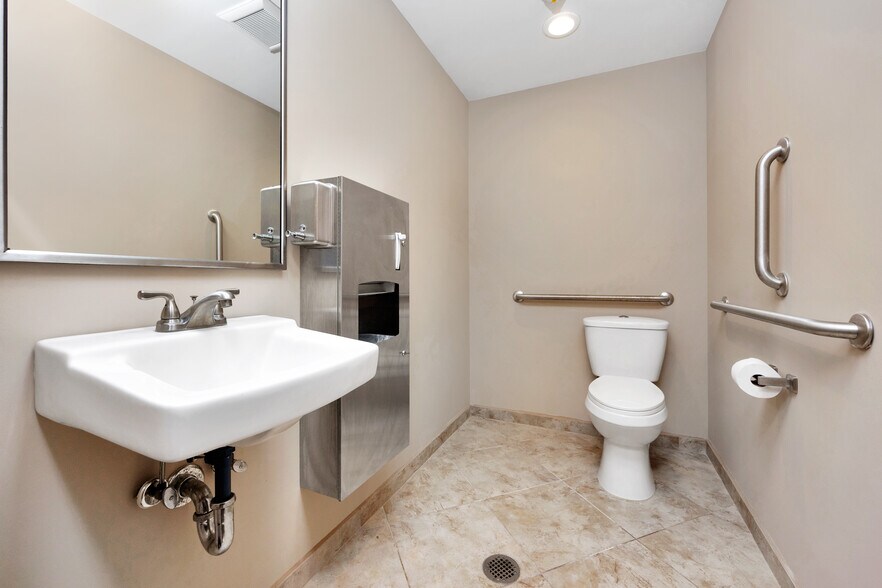 More Photos Of 245-249 W Montauk Hwy, Lindenhurst Office For Lease