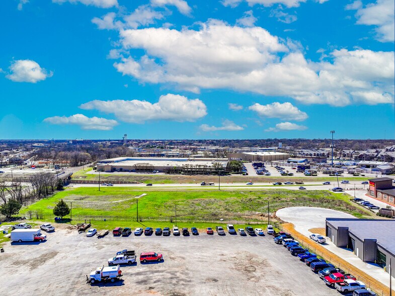 More Photos Of 551 University Dr, McKinney Showroom For Lease