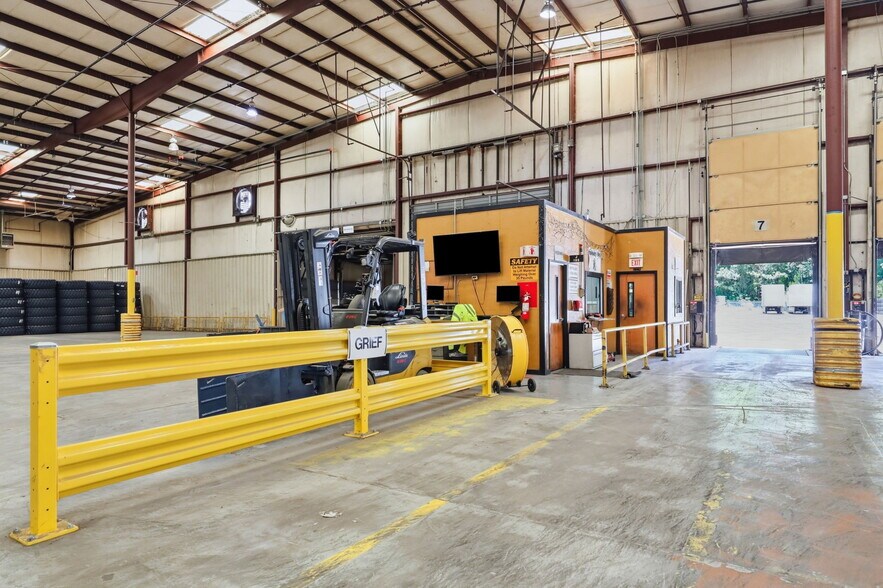 More Photos Of 1526 S Brightleaf Blvd, Smithfield Warehouse For Lease