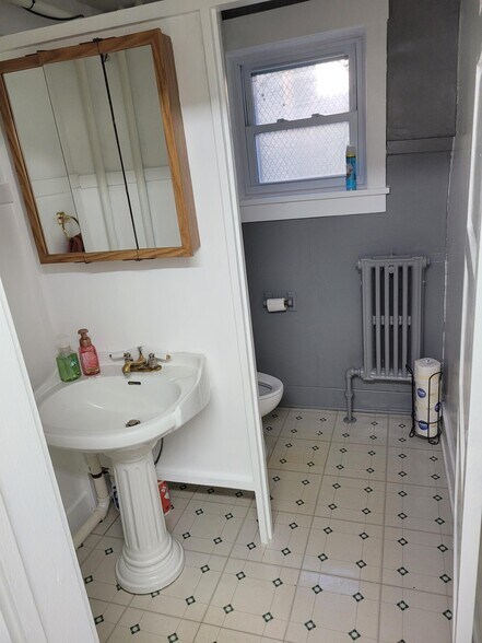 More Photos Of 505 N 3rd St, Red Oak Office For Sale