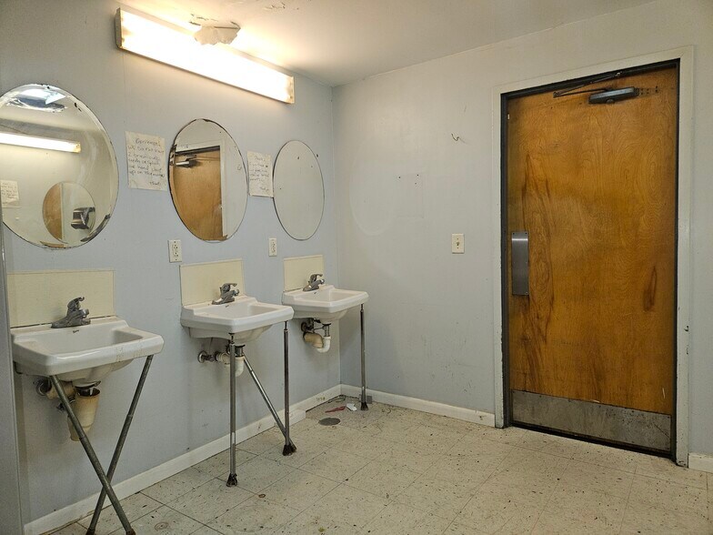 More Photos Of 952 Bragg Blvd, Fayetteville Flex For Sale