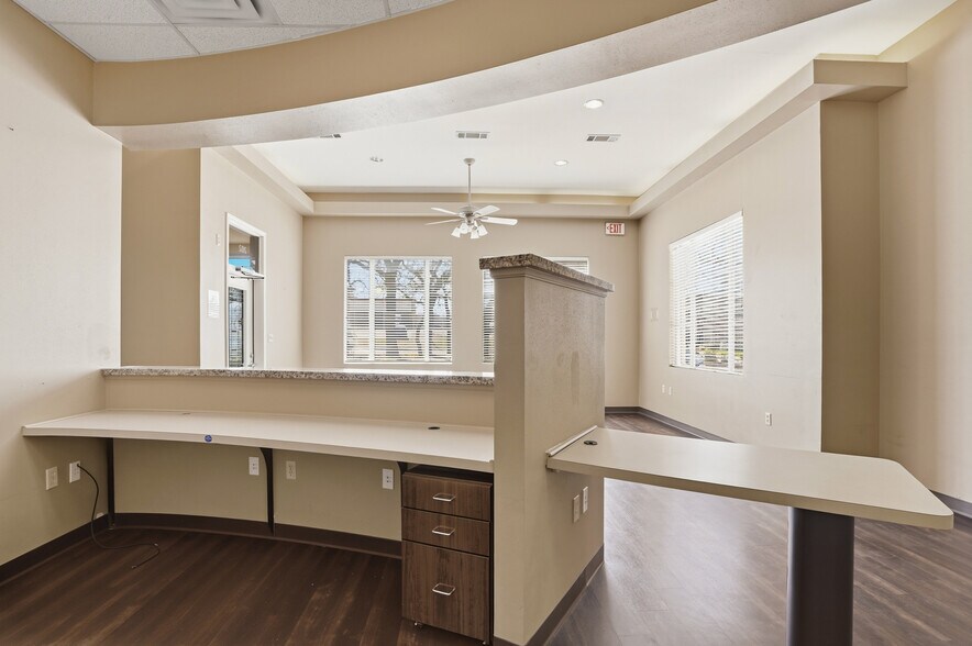 More Photos Of 1650 W Northwest Hwy, Grapevine Medical For Lease
