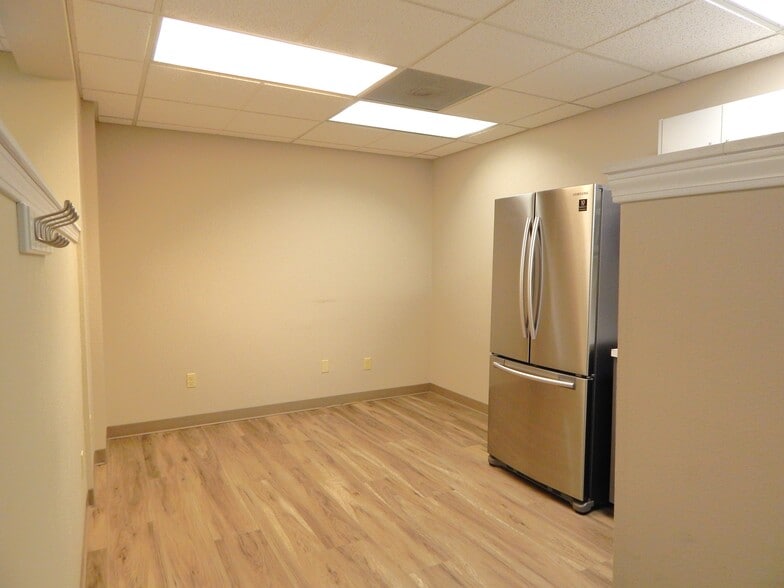 More Photos Of 2270 NW Aviation Dr, Roseburg Warehouse For Lease