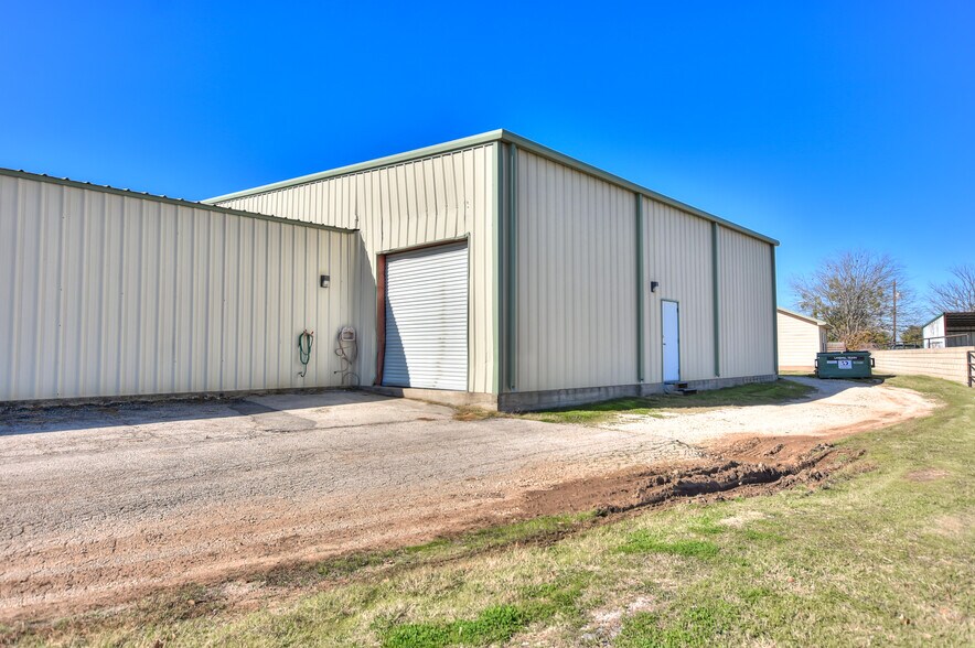 More Photos Of 4159 E University Ave, Georgetown Light Manufacturing For Sale