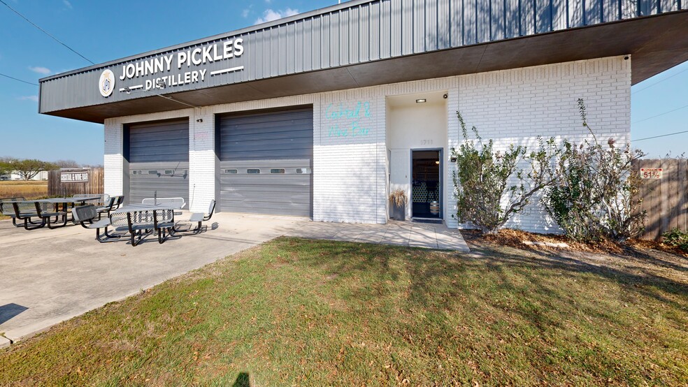 Primary Photo Of 1711 N Austin St, Seguin Showroom For Sale