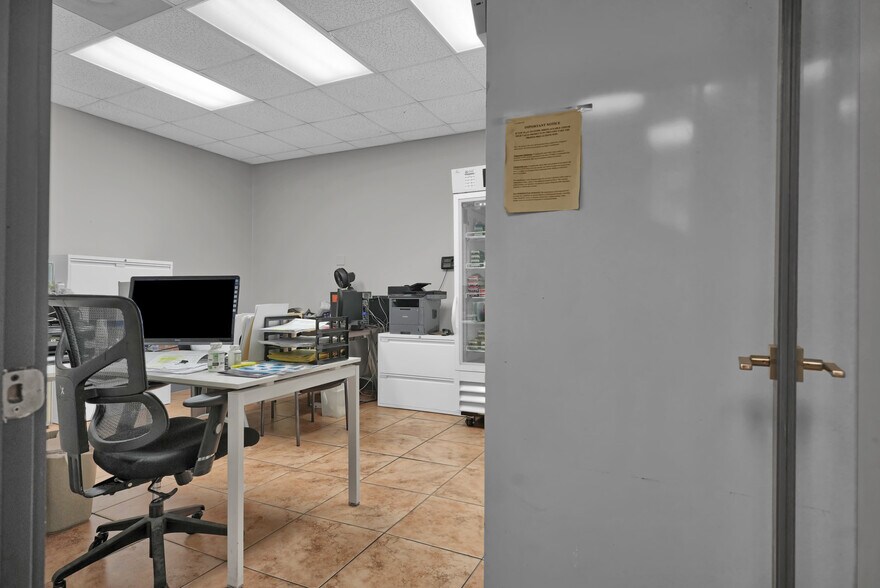 More Photos Of 8111-8119 NW 33rd St, Miami Warehouse For Sale