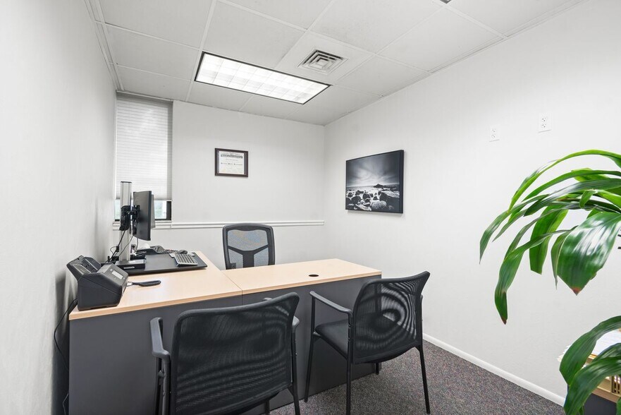 More Photos Of 2501 S Tamiami Trl, Sarasota Office For Sale