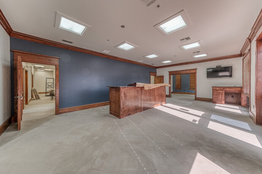 More Photos Of 1916 Martin Dr, Weatherford Office For Lease