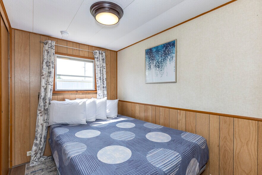 More Photos Of 6100 M-68 Hwy, Indian River Hotel For Sale