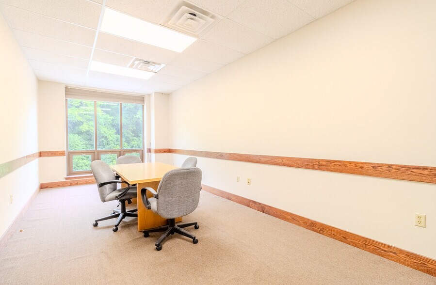 More Photos Of 5 B W Industrial, Washington Warehouse For Lease