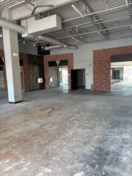 More Photos Of 551-651 Romence Rd, Portage Unknown For Lease