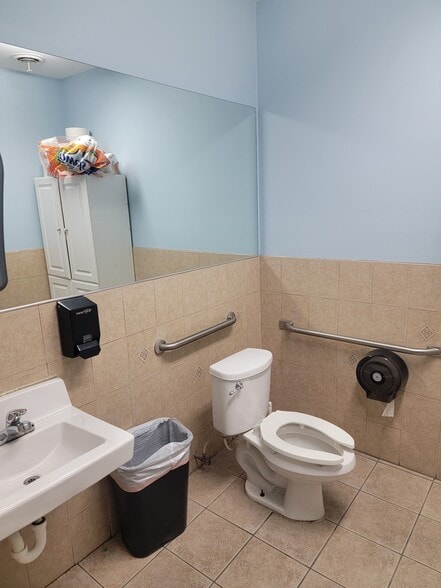 More Photos Of 1871 Gratiot Blvd, Marysville General Retail For Sale