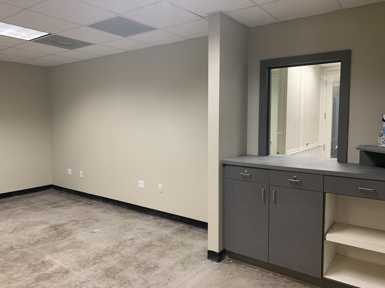 More Photos Of 2021 Tyler St, Hollywood Office For Lease