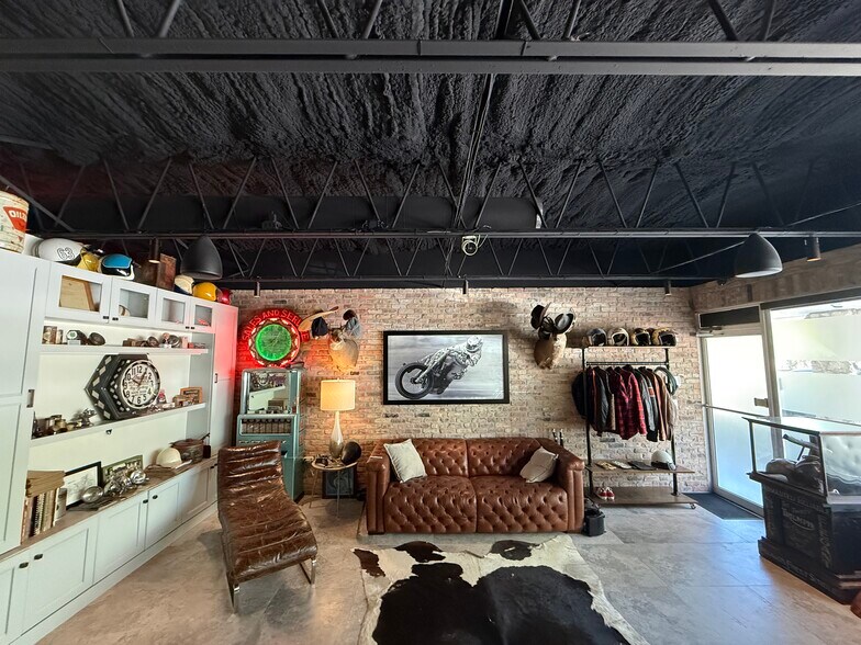 More Photos Of 1068-1090 6th Ave N, Naples Office For Sale