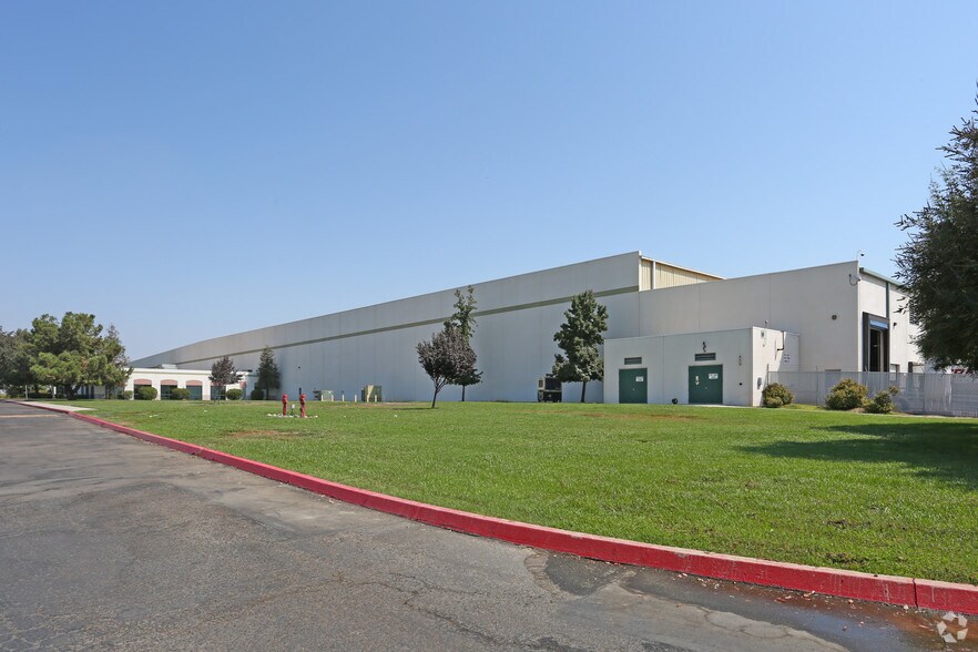 More Photos Of 2500 N Plaza Dr, Visalia Distribution For Lease