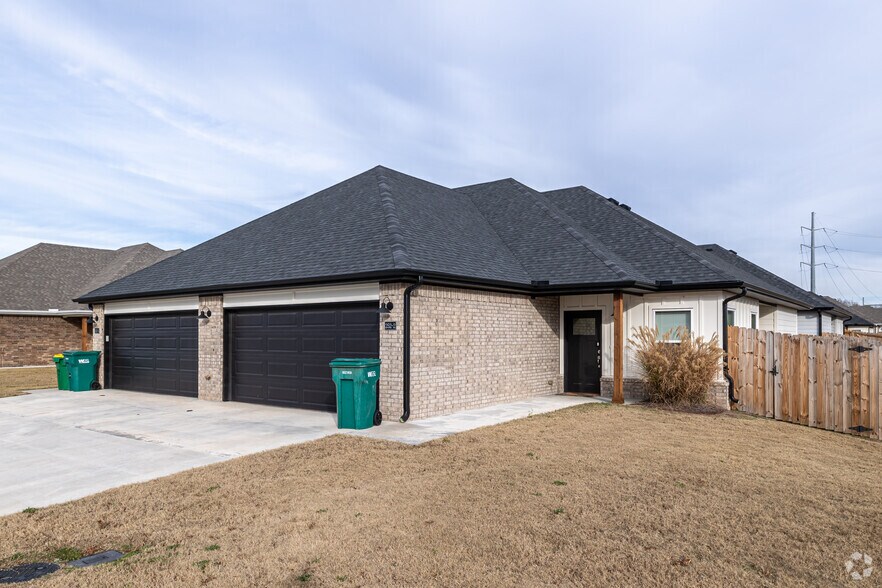 More Photos Of 275 N Hunter St, Farmington Apartments For Sale