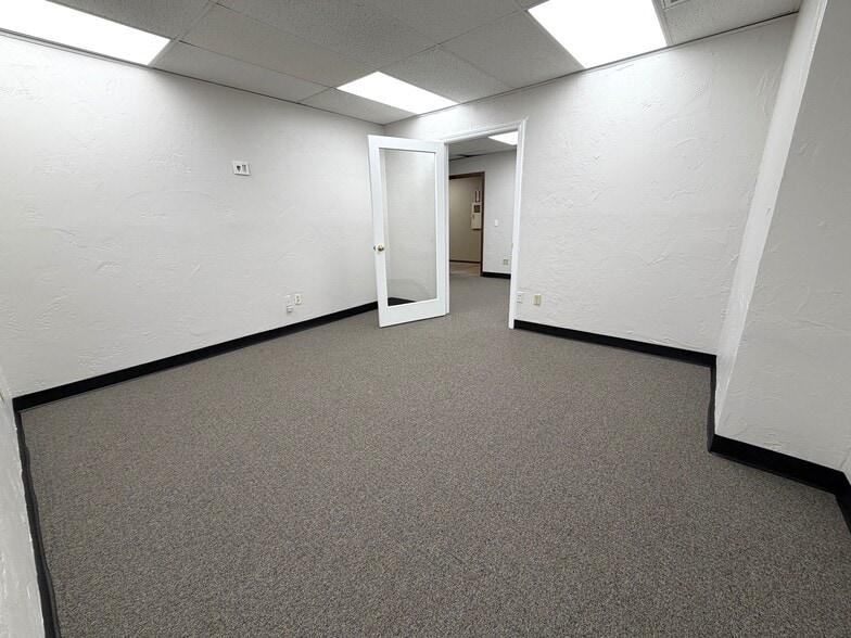 More Photos Of 2919-2927 NW 122nd St, Oklahoma City Office For Lease