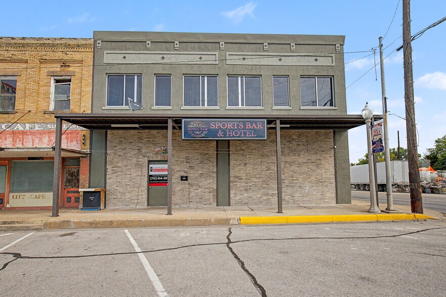 More Photos Of 102 W 4th St, Hearne Storefront For Sale