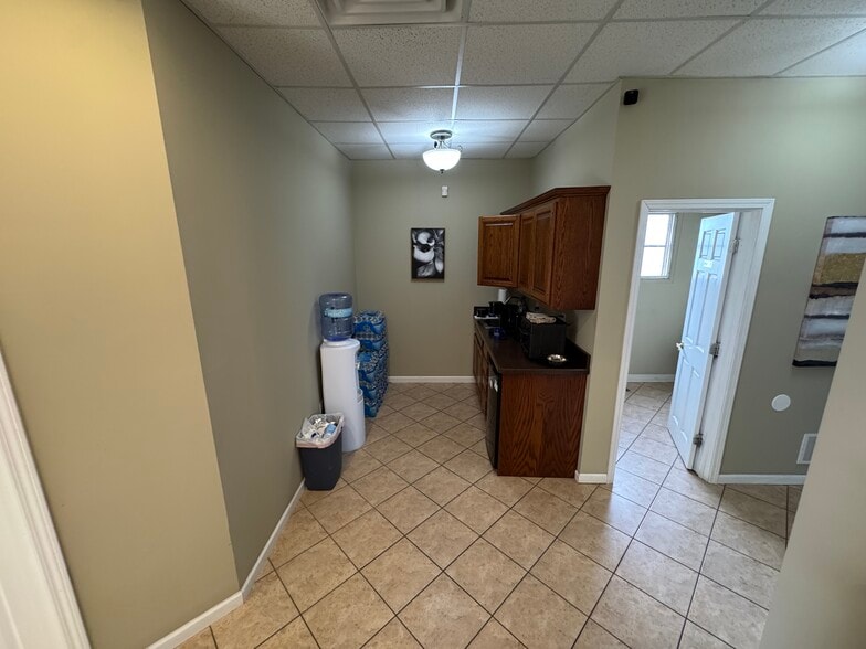 More Photos Of 4 Bonnie Ln, Yorkville Office For Sale