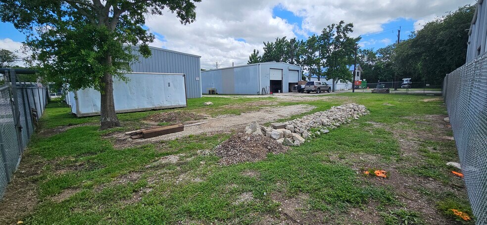 More Photos Of 130 Grand Ave, Bacliff Warehouse For Sale