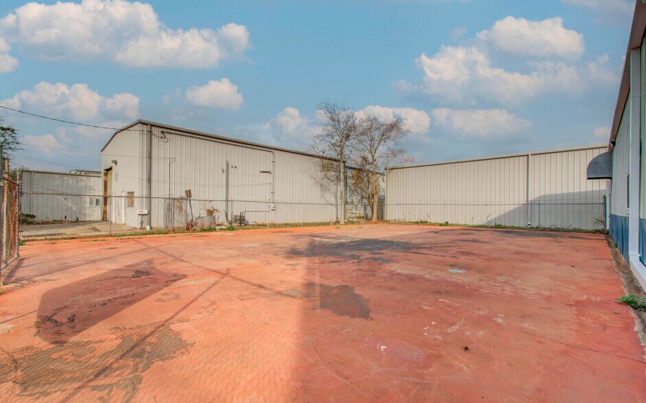 More Photos Of 5747 Northdale St, Houston Industrial For Lease